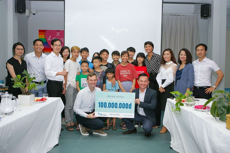 H’Hen Niê trao 100 triệu đồng cho Blue Dragon Children’s Foundation
