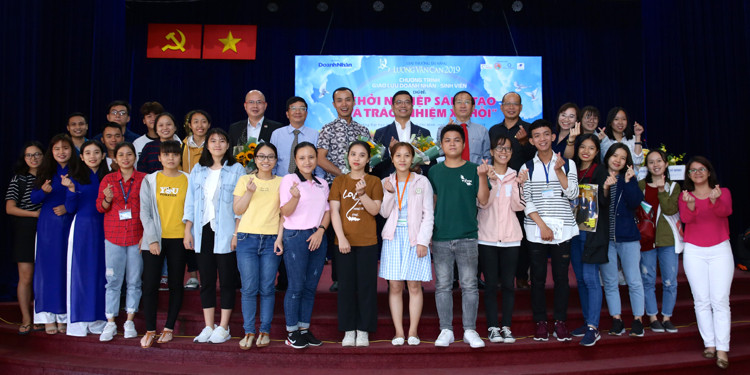 Đại diện trường Đại học Mở, Báo Doanh nhân Sài Gòn, các diễn giả - doanh nhân cùng chụp hình lưu niệm cùng các sinh viên.