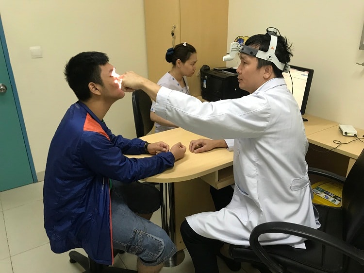 Phẫu thuật vá lỗ rò dịch não tủy tự phát qua lỗ tròn