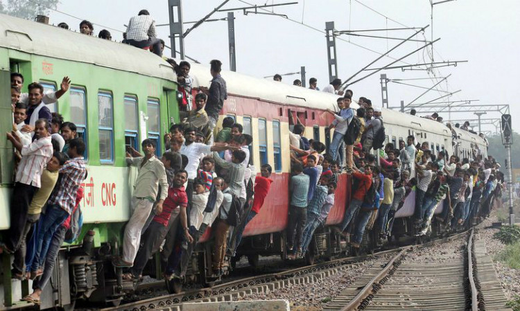 Hành khách chen chúc nhau trên một chuyến tàu hoả quá tải tại Ấn Độ - quốc gia sẽ soán ngôi Trung Quốc trở thành nước đông dân nhất thế giới vào năm 2027. Ảnh: Photo/IC