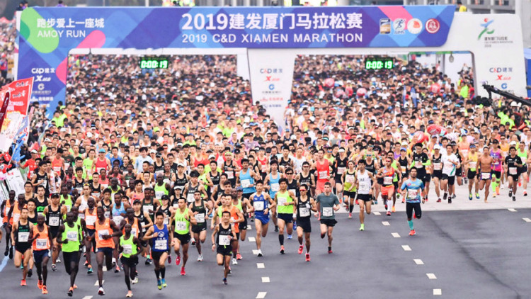 Hàng nghìn runner qua vạch xuất phát tại giải marathon ở Hạ Môn, Trung Quốc năm nay. Ảnh: XM