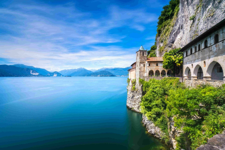 Ngôi làng Monti Sciaga nhìn ra hồ Maggiore, thuộc vùng núi Ticino, Thuỵ Sỹ.