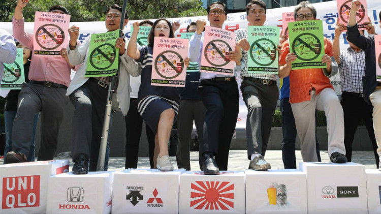 Người Hàn Quốc tuần hành kêu gọi tẩy chay hàng Nhật Bản bên ngoài Đại sứ quán Nhật tại Seoul hôm 15/7. Ảnh: Nikkei Asian Review