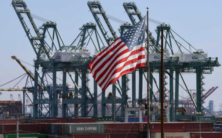 Vận chuyển hàng hóa tại cảng Long Beach, ở Los Angeles, Mỹ. Ảnh: AFP/TTXVN