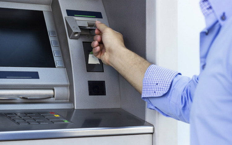 Số lượng máy ATM giảm lần đầu tiên trên thế giới từ năm 2018.