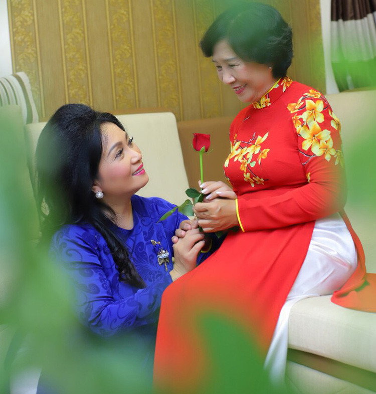 CLB Doanh nhân Sài Gòn tổ chức chương trình “Bông hồng cài áo”