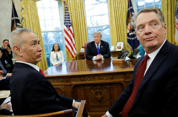 Phó Thủ tướng Trung Quốc Lưu Hạc (trái) và Đại diện Thương mại Mỹ Robert E. Lighthizer (phải) trong cuộc gặp với Tổng thống Donald Trump ở Phòng Bầu dục hồi tháng hai. Ảnh: Reuters.