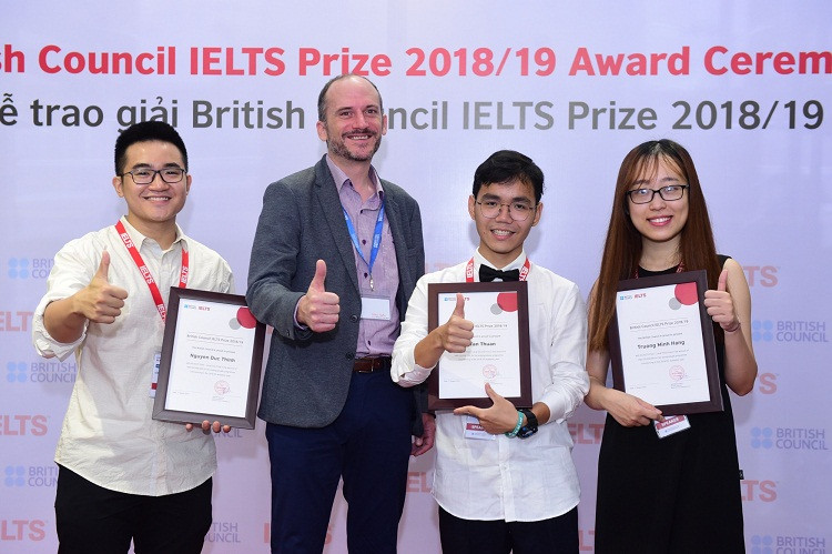 Ba thí sinh Việt Nam nhận Học bổng IELTS Prize của Hội đồng Anh