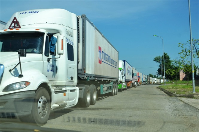 Trung Quốc siết thông quan, 8.000 tấn thanh long tắc tại cửa khẩu Lào Cai