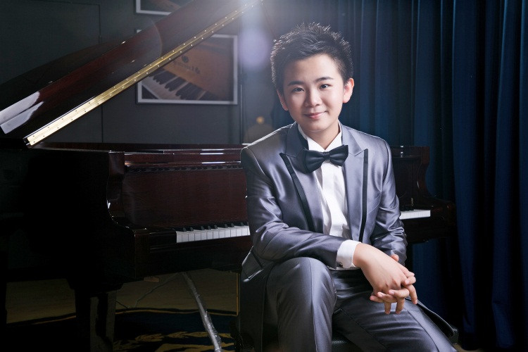 Thần đồng piano 13 tuổi Peter Leung biểu diễn tại Việt Nam