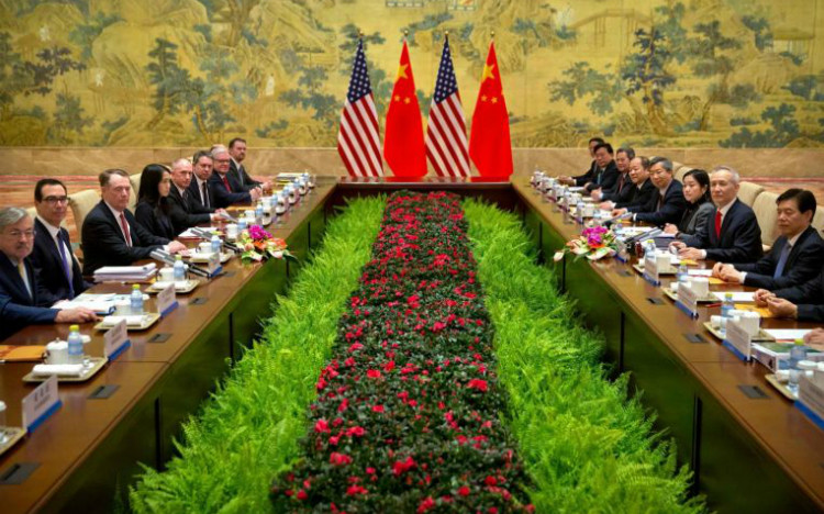 Trong ảnh (tư liệu): Đại diện Thương mại Mỹ Robert Lighthizer (thứ 3, trái), Bộ trưởng Tài chính Steven Mnuchin (thứ 2, trái) tại vòng đàm phán thương mại ở Bắc Kinh (Trung Quốc) với Phó Thủ tướng Trung Quốc Lưu Hạc (thứ 2, phải), ngày 14/2/2019. Ảnh: AFP/TTXVN