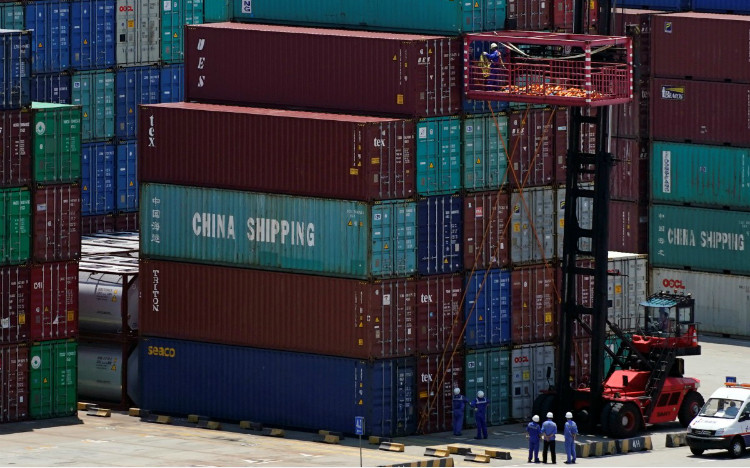 Các container hàng hóa tại cảng Dương Sơn, Thượng Hải, Trung Quốc. Ảnh: Reuters.