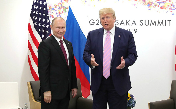Tổng thống Mỹ Donald Trump và Tổng thống Nga Vladimir Putin tại Hội nghị Thượng đỉnh G20 2019 ở Osaka, Nhật Bản
