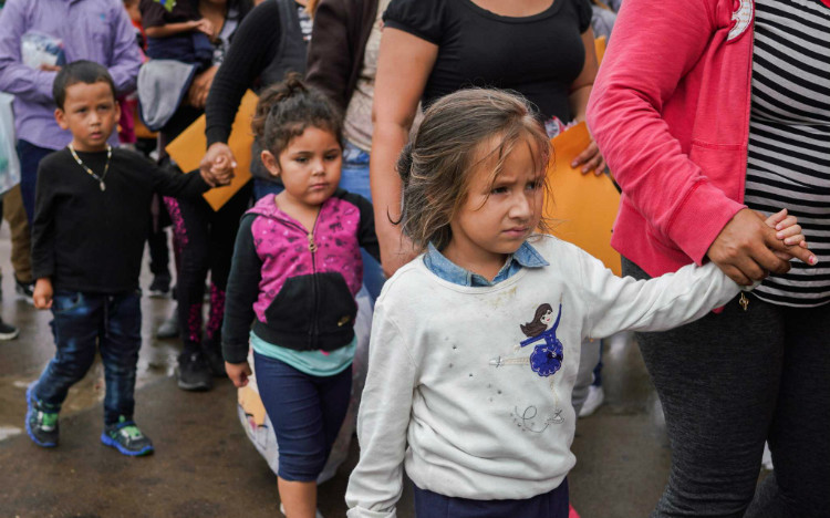 Hiện, giới chức nhập cư Mỹ cũng đang rơi vào tình trạng quá tải khi phải đối mặt với làn sóng di cư của các gia đình và trẻ nhỏ từ Trung Mỹ chạy trốn bạo lực và nghèo đói.