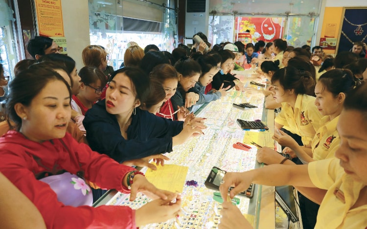 Việc giá vàng thế giới tăng giảm đột ngột thiếu ổn định, các công ty kinh doanh vàng đã liên tục nới rộng chênh lệch mua bán lên đến 500.000-600.000 đồng/lượng, đẩy rủi ro cực lớn về phía khách hàng.