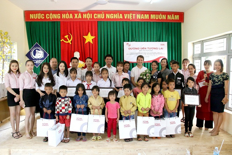 Học sinh Đắk Lắk nhận học bổng trước thềm năm học mới