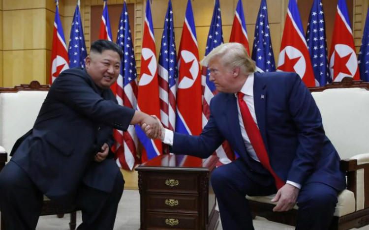 Tổng thống Mỹ Donald Trump (phải) và nhà lãnh đạo Triều Tiên Kim Jong-un (trái) trong cuộc gặp thượng đỉnh tại làng đình chiến Panmunjom, khu biên giới liên Triều ngày 30/6/2019