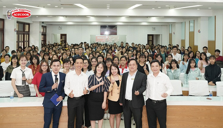 Acecook Việt Nam trao 150 suất học bổng cho sinh viên vượt khó