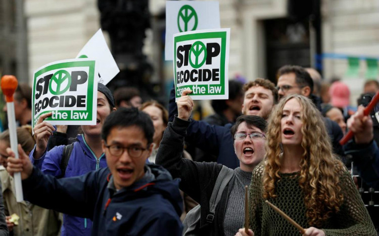 Biểu ngữ với nội dung "Stop Ecocice" (Ngừng diệt chủng hệ sinh thái) được những người biểu tình giơ cao tại đường phố Anh.