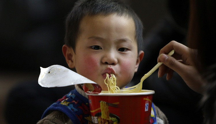 Người Trung Quốc ăn mì gói để giảm chi tiêu