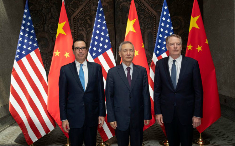 Bộ trưởng Tài chính Mỹ Steven Mnuchin (trái), Đại diện thương mại Mỹ Robert Lighthizer (phải) và Phó Thủ tướng Trung Quốc Lưu Hạc tại vòng đàm phán thương mại ở Thượng Hải, Trung Quốc, ngày 31/7/2019. Ảnh: AFP