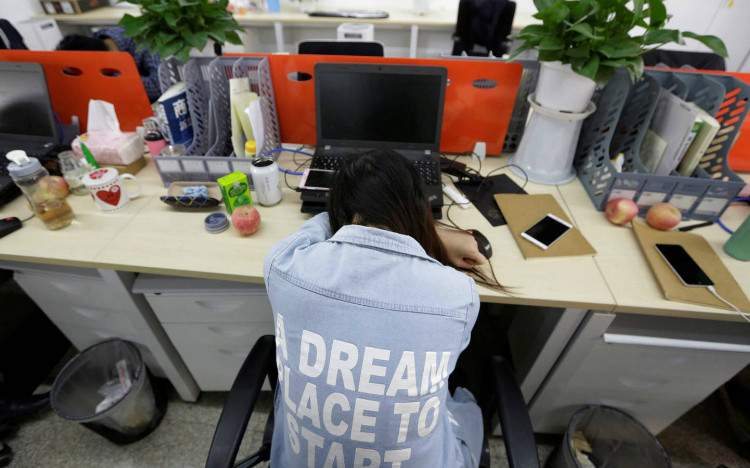 Người trẻ Trung Quốc ngày càng mệt mỏi với thời gian làm việc 996 trong các công ty công nghệ. Ảnh: Reuters.