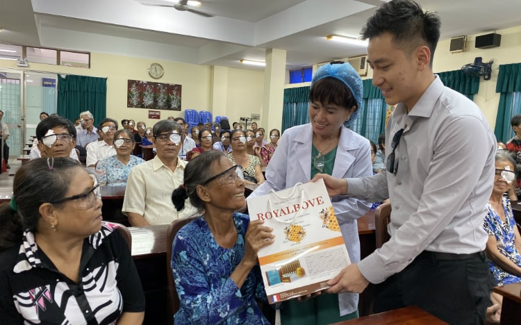 Doanh nhân giúp đem lại ánh sáng cho 1.150 người nghèo