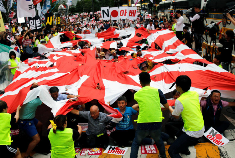 Người dân xé Húc Nhật kỳ trong một cuộc biểu tình trước lãnh sự quán Nhật tại Seoul vào ngày 20/7/2019.