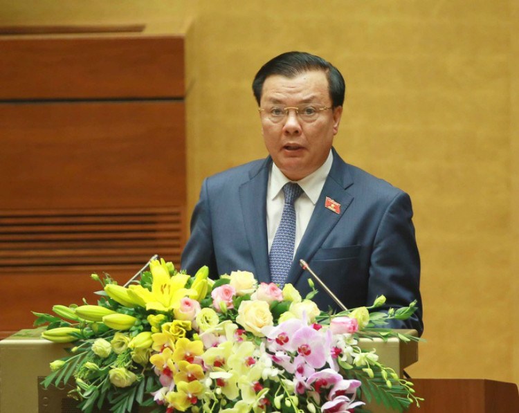 Bộ trưởng Bộ Tài chính Đinh Tiến Dũng phát biểu dự thảo Nghị quyết.