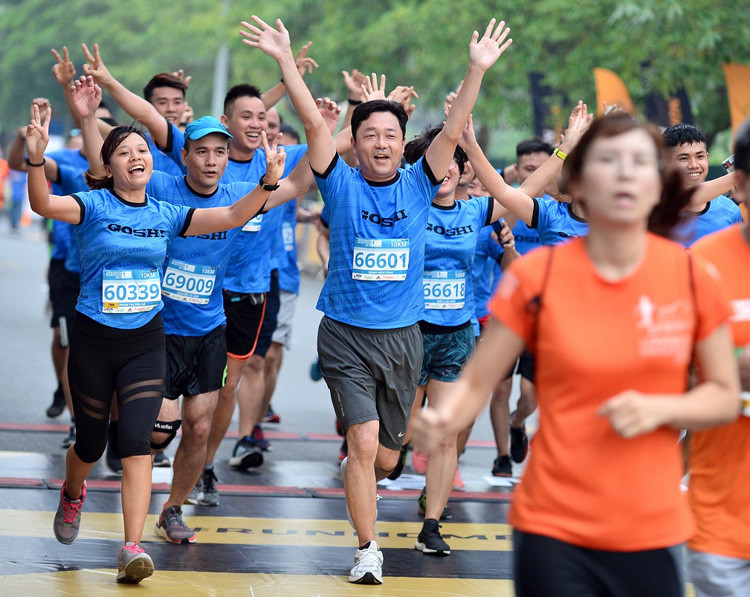 “Phó tướng” Tân Hiệp Phát chạy marathon kêu gọi “không để nhựa thành rác” tại Hà Nội