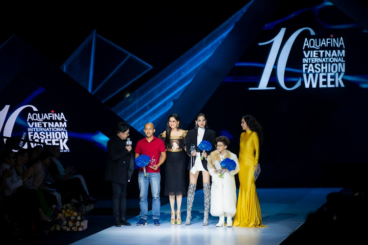 Doanh nhân Thủy Tiên nhận giải Best Dressed BAZAAR
