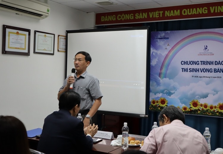 Ông Trần Hoàng – Phó Tổng Biên tập Báo Doanh nhân Sài Gòn – Trưởng BTC Giải thưởng Tài năng Lương Văn Can 2019, phát biểu cho mờ đầu chương trình đào tạo.