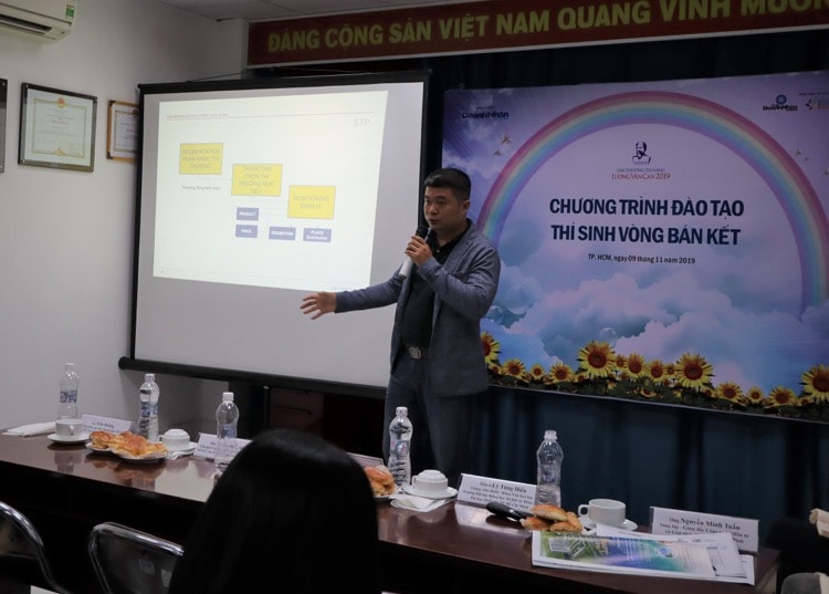 Ông Nguyễn Minh Tuấn – Sáng lập, Giám đốc Công ty CP Đầu tư và Giải pháp nông nghiệp An Bình. Mô hình kinh doanh, đơn giản là cách chúng ta lên kế hoạch để kiếm tiền; nó biểu đạt cách công ty được xây dựng, phân phối và nắm bắt các giá trị. Với Lean Canvas, có 9 yếu tố cấu thành nên tổ chức công ty, được khái quát hoá như sau: 3 vấn đề quan trọng cần giải quyết, phương án giải quyết, những chỉ tiêu quan trọng, những điểm độc đáo khác biệt, cản trở vào ngành, kênh