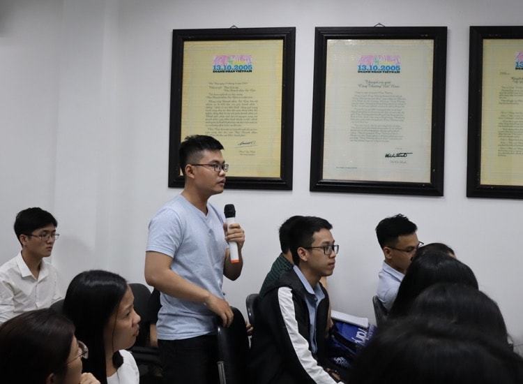 Các thí sinh vào vòng Bán kết đặt câu hỏi cho các diễn giả, chuyên gia.