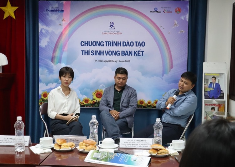 Các diễn giả giao lưu, giải đáp thắc mắc và tư vấn cho các thí sinh cũng như chia sẻ con đường khởi nghiệp.