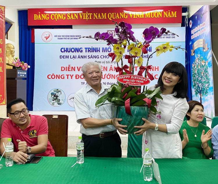 Việt Trinh bán xe hơi lấy tiền cứu giúp các cháu bệnh tim bẩm sinh
