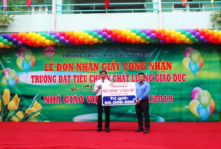Trao 60 suất học bổng cho học sinh trường Đức Trí