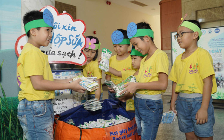 600 trường tiểu học TP.HCM thu gom vỏ hộp sữa để tái chế