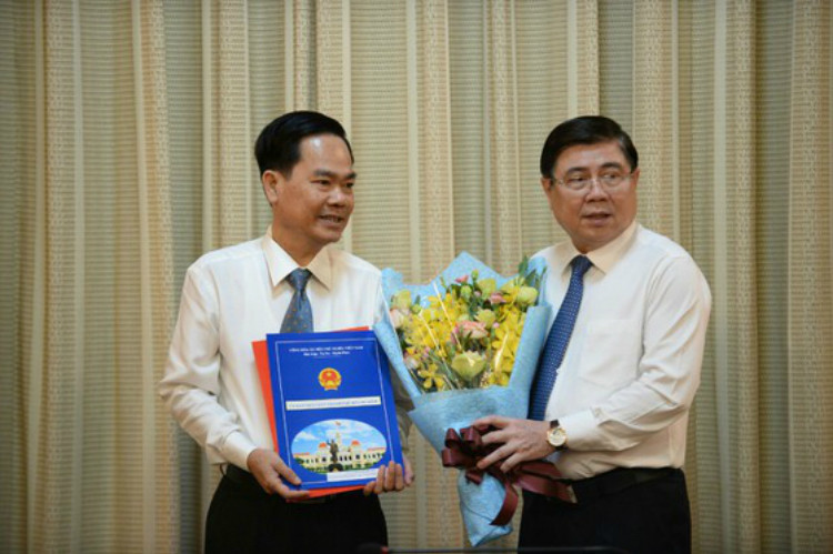 Chủ tịch UBND TP.HCM Nguyễn Thành Phong trao quyết định điều động, bổ nhiệm ông Trần Ngọc Hổ.