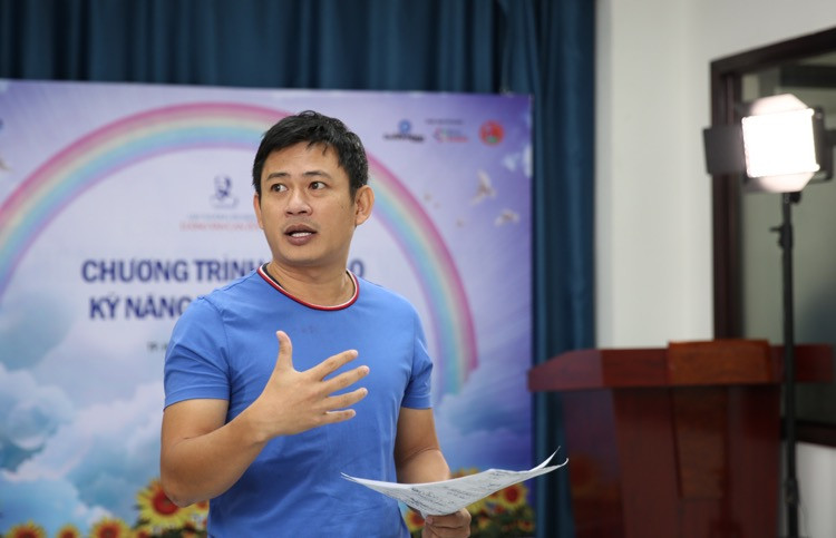 Ông Lê Nhật Trường Chinh - Giám đốc Công ty TNHH MTV Success Partner hướng dẫn thí sinh cấu trúc bài thuyết trình