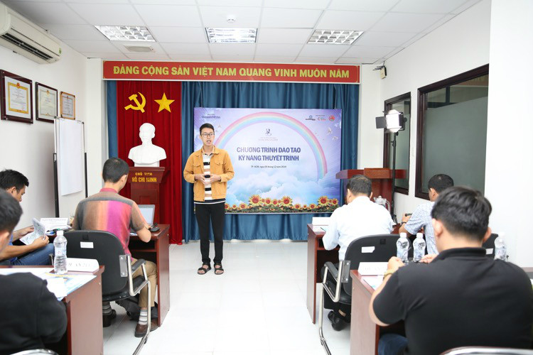 Đào tạo kỹ năng thuyết trình cho thí sinh vòng Bán kết Giải thưởng Tài năng Lương Văn Can