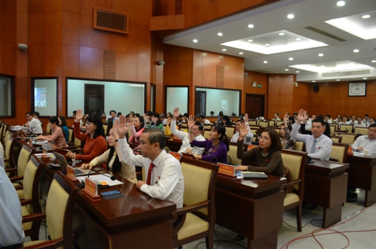 Các đại biểu biểu quyết thông qua các nghị quyết tại kỳ họp thứ 17 HĐND TP.HCM khóa IX - Ảnh: Tuyết Dân