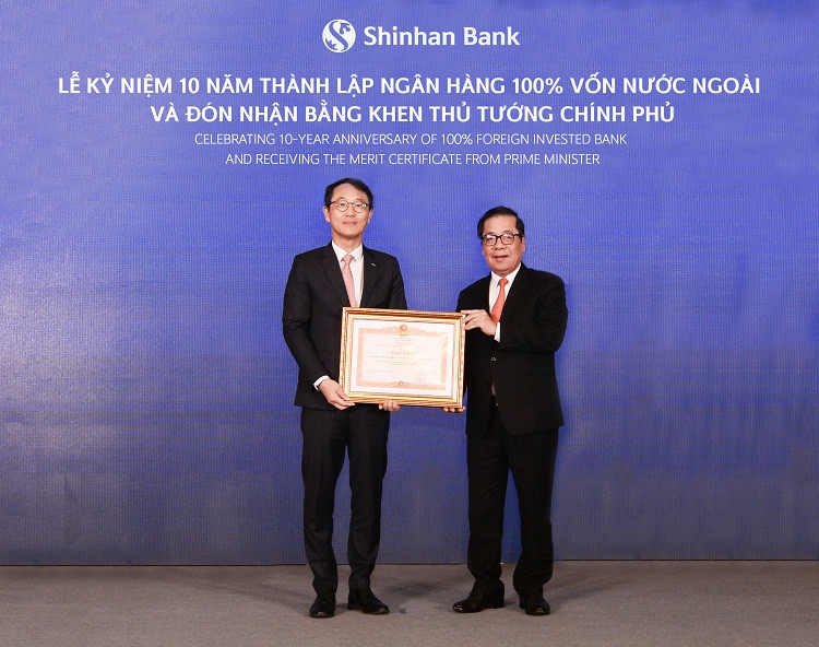Ngân hàng Shinhan đón bằng khen từ Thủ tướng Chính Phủ