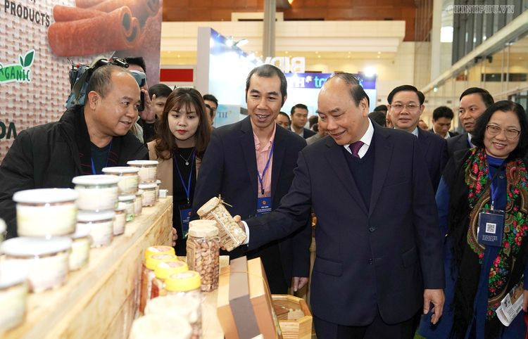 Trước Hội nghị khoảng 20 phút, Thủ tướng đã tham quan gian hàng triển lãm một số sản phẩm tiêu biểu của doanh nghiệp Việt Nam. Ảnh: Quang Hiếu.