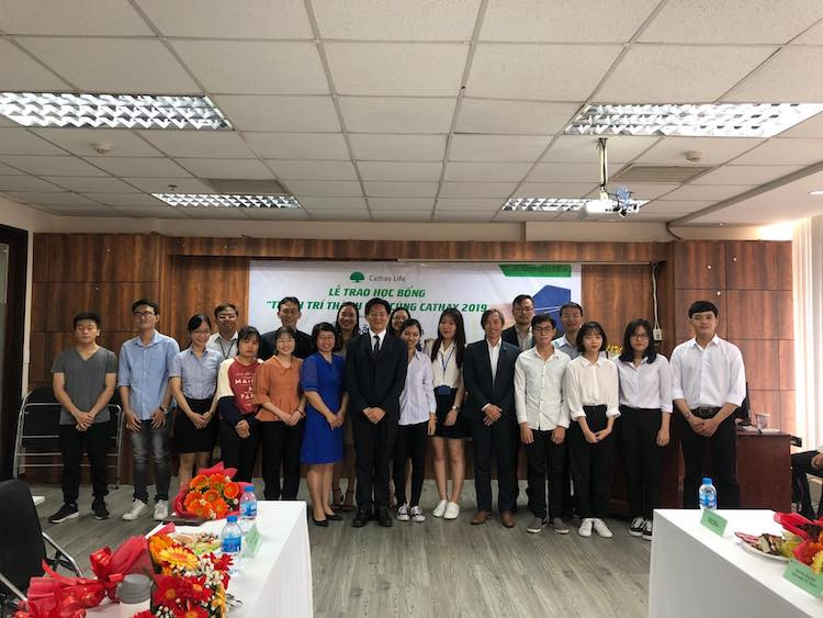 18 sinh viên nhận học bổng Thịnh trí thành tài từ Cathay Việt Nam