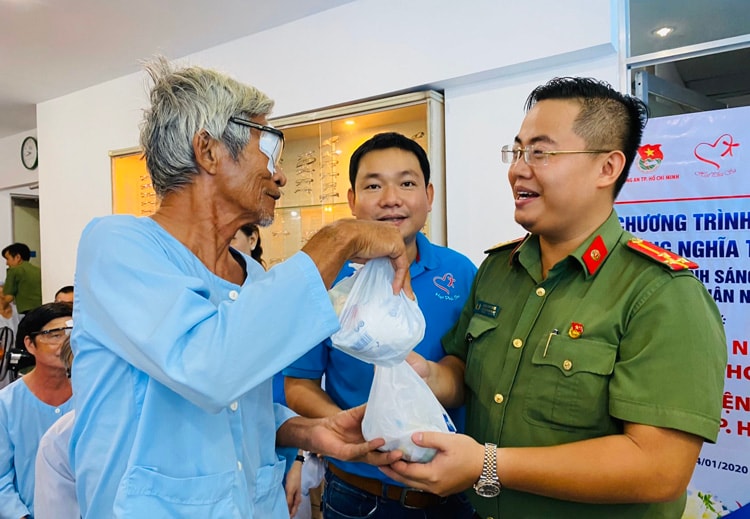 Tuổi trẻ Công an TP.HCM với chương trình Mắt sáng nghĩa tình