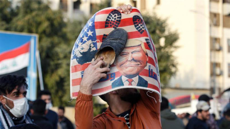 Người biểu tình phản đối vụ không kích vào Baghdad và buộc tội Tổng thống Trump bên ngoài đại sứ quán Mỹ tại Iraq