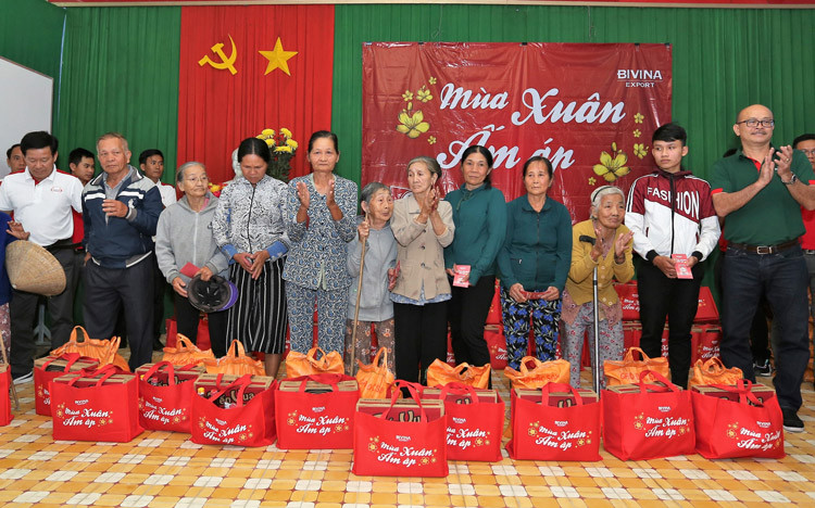 HENEIKEN Việt Nam tài trợ 3 sân bóng cộng đồng và trao 5.000 phần quà Tết cho người nghèo