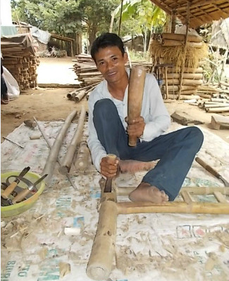Một số công đoạn làm thang, giường tre ở xã Hàm Giang, huyện Trà Cú, tỉnh Trà Vinh.