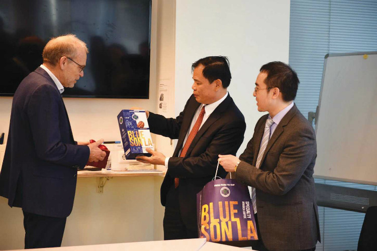 Bộ trưởng Bộ Nông nghiệp và Phát triển Nông thôn Nguyễn Xuân Cường gửi tặng sản phẩm Blue Sơn La cho đối tác Hà Lan.
